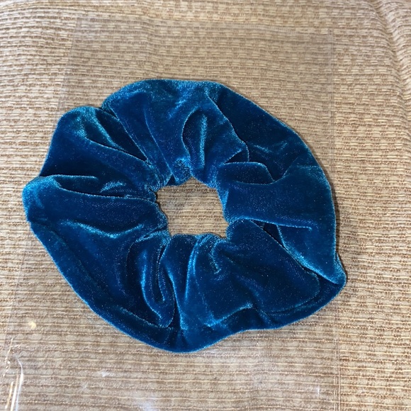 ๐๐๐NWOT Aqua Velvet Large Scrunchie - Picture 6 of 6